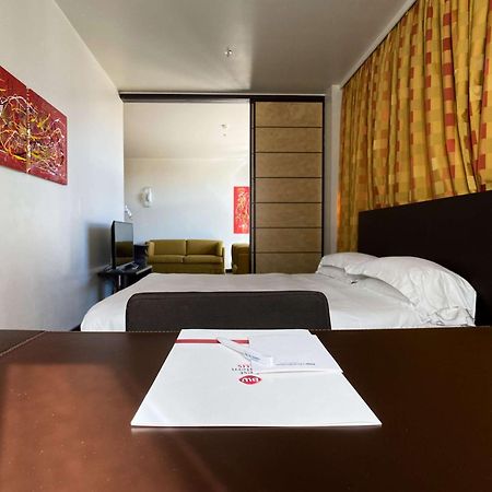 Best Western Plus Hotel Le Favaglie Cornaredo Bagian luar foto