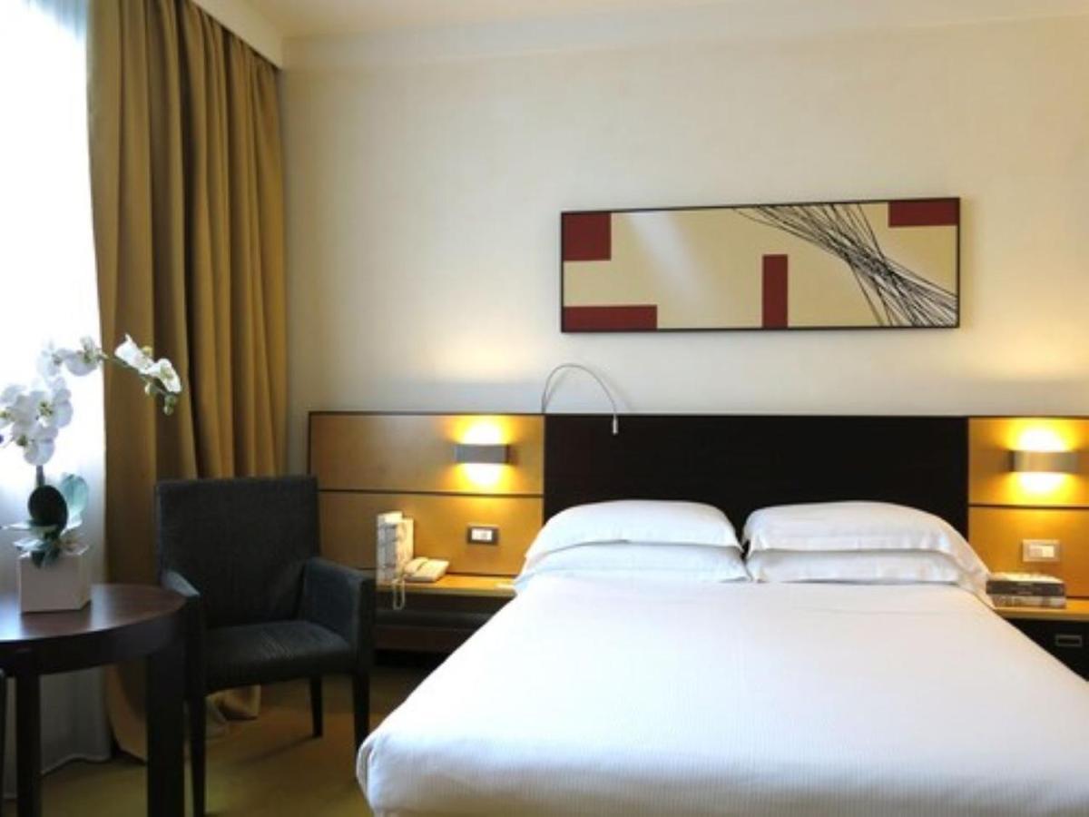 Best Western Plus Hotel Le Favaglie Cornaredo Bagian luar foto
